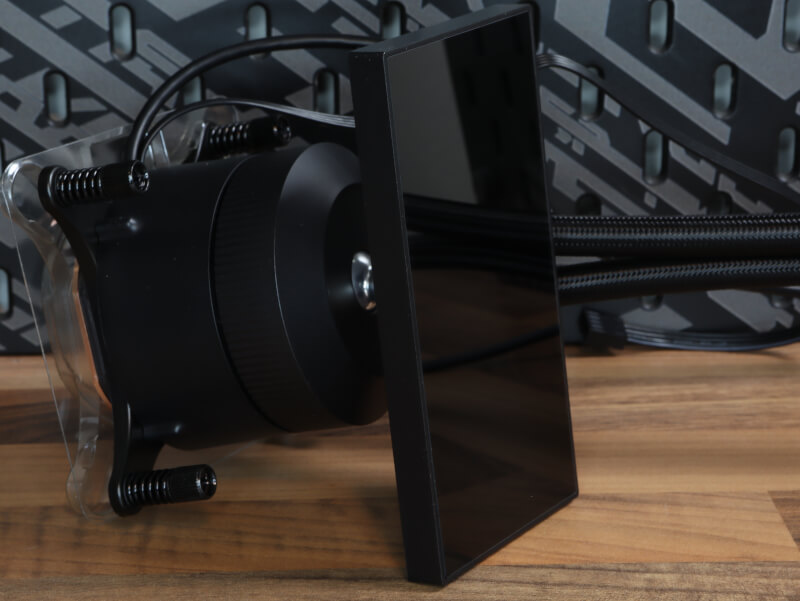Antec Vortex View 360 med roterbar IPS skærm på pumpehoved.JPG
